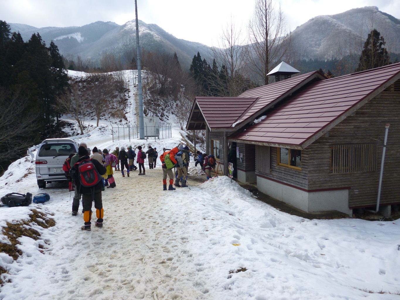 6. 林道十字路に建つ山小屋に着く