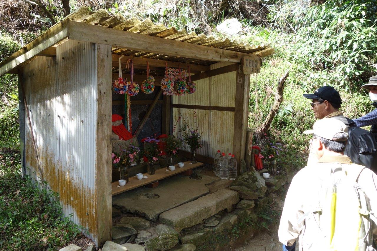 12. 綺麗に飾った七丁目の地蔵