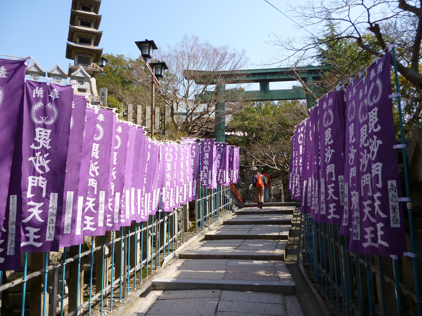 35. 本堂前にご神体「毘沙門天」の幟が続く
