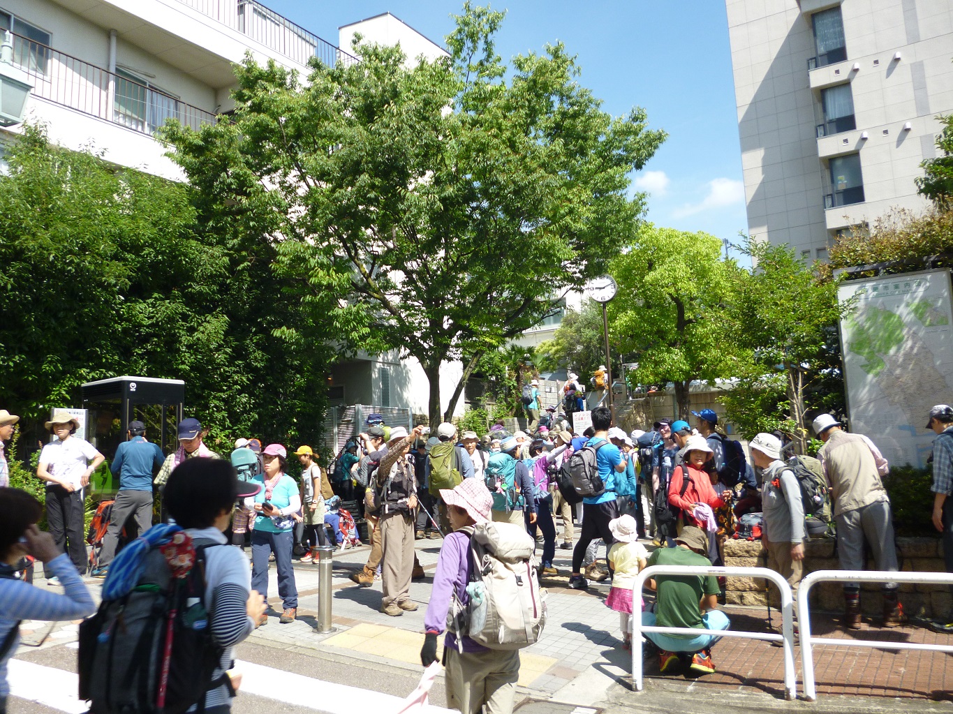 1. 登山客で賑わう芦屋川駅前
