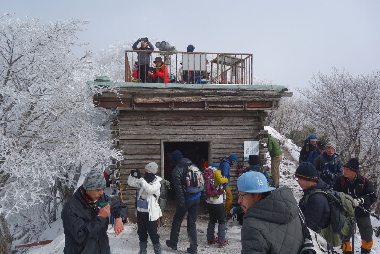 １７．避難小屋は登山客で溢れている
