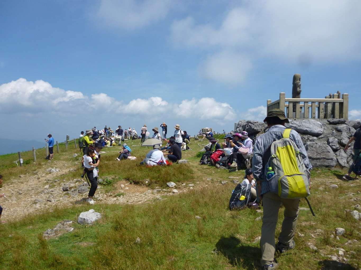 27.登山客で賑わう山頂付近