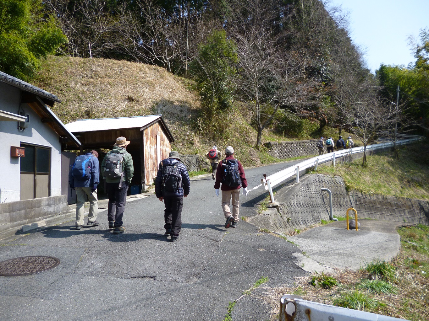 26. 旅館街へ登っていく