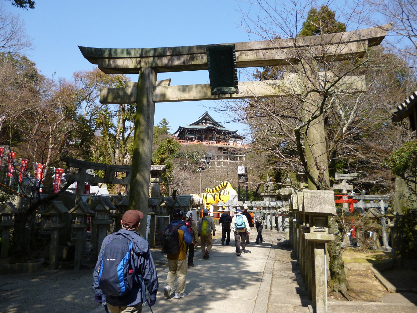 30. 鳥居の先に寅と本堂