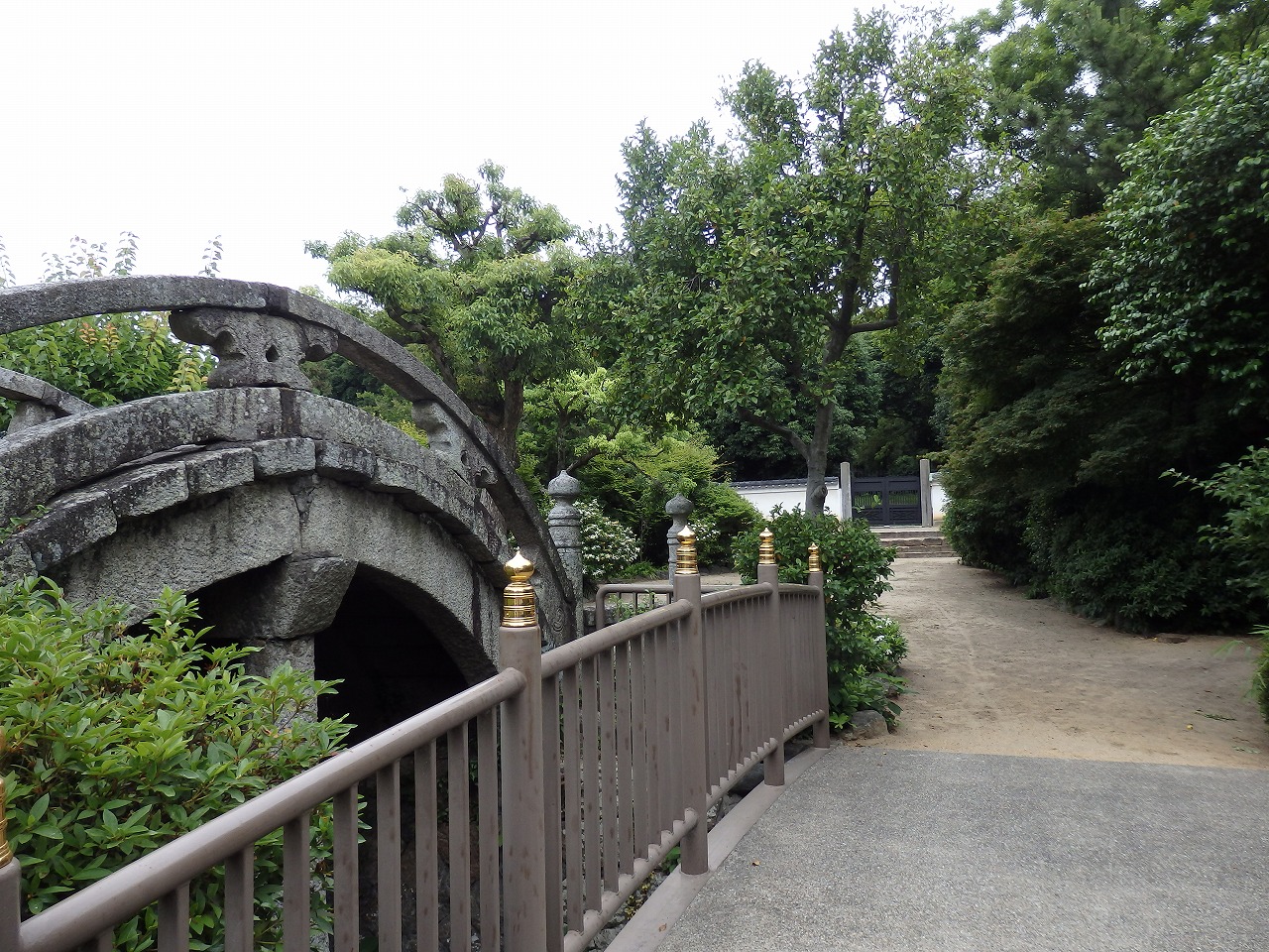 ㉖右に見えるのが応神陵入口