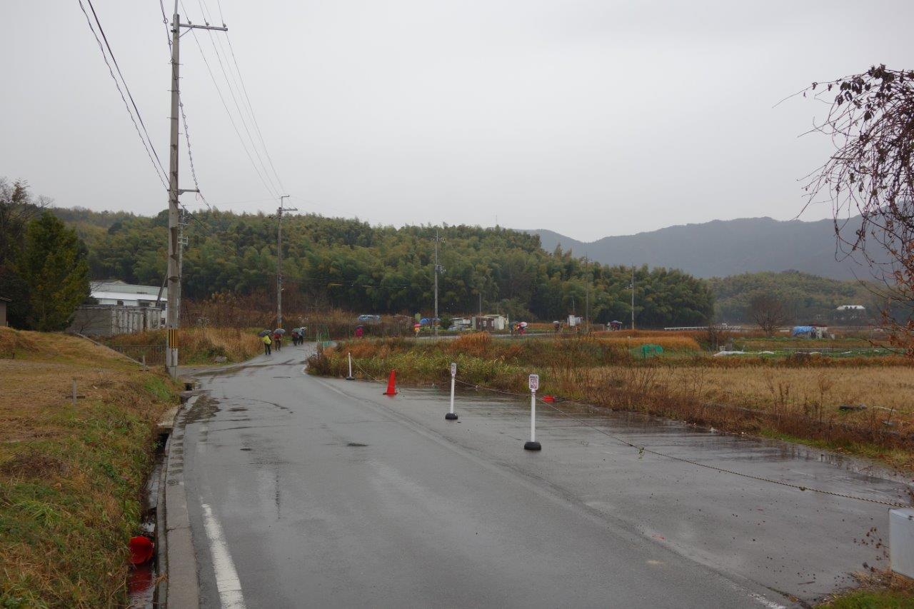 20. 雨の中を善峯寺に向かい黙々と