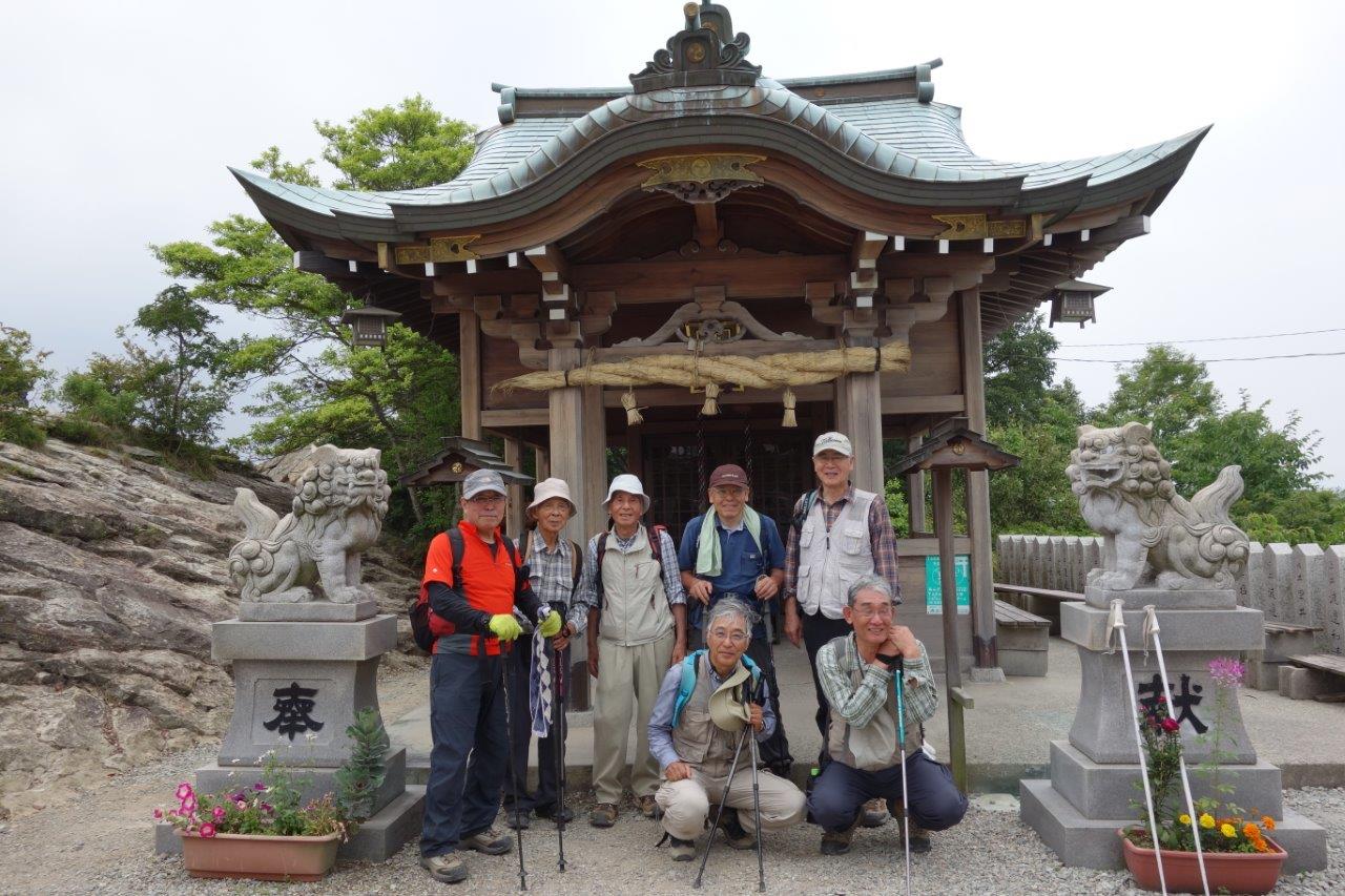 30. 高御位神社の前で