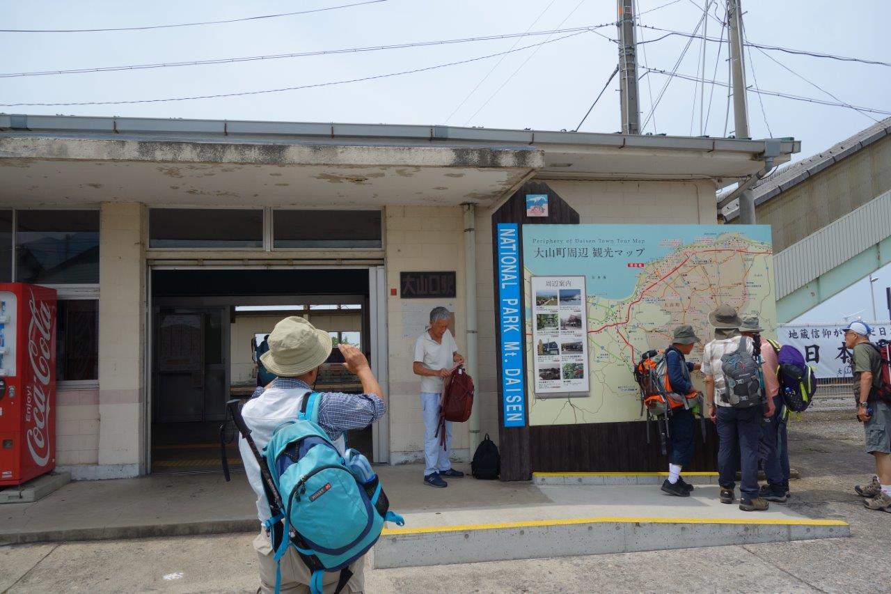 3. 大山口駅前で