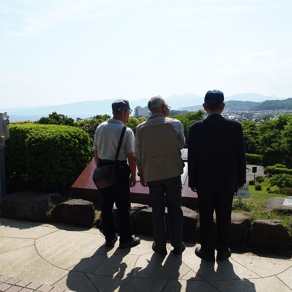 三井別邸展望台、富士山から箱根連山、伊豆半島にかけての山並や相模湾、伊豆大島を一望することができるはず・・・？！なのに・・・