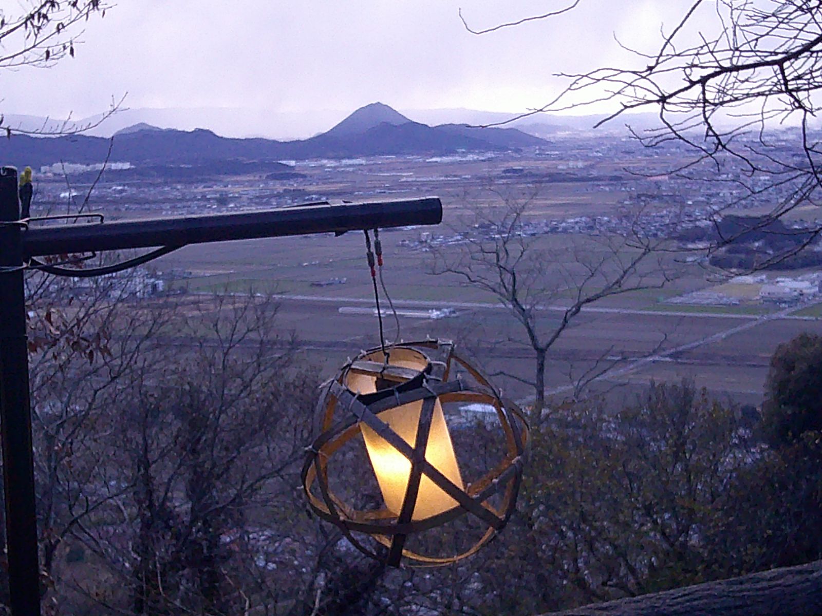 １６．八幡山城跡より三上山を望む