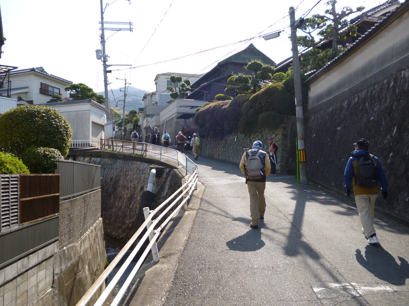 5. 恩智神社に向け急坂を登っていく