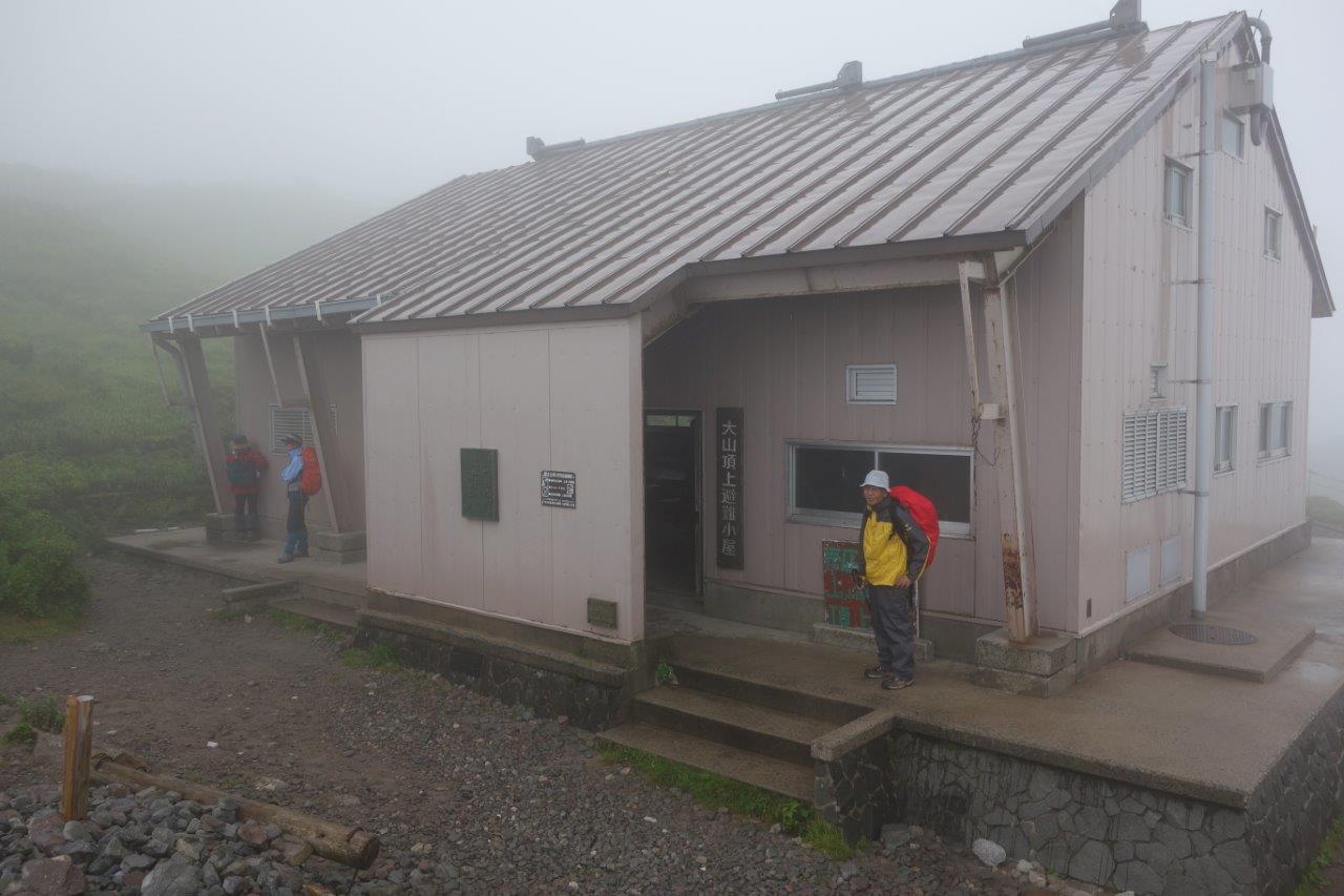 1059 大山頂上避難小屋に到着