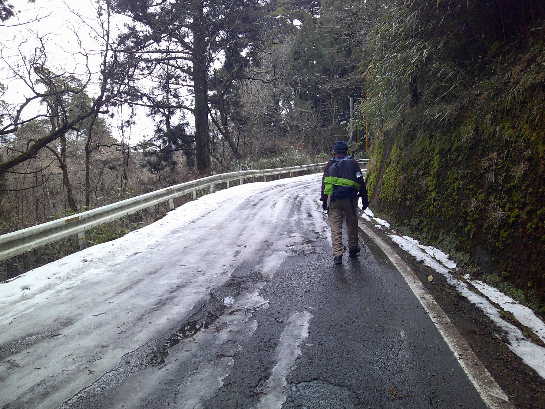 １０．不動坂終点付近の残雪