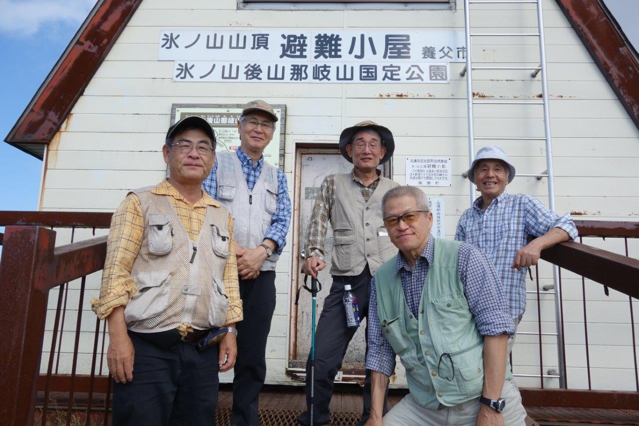 27. 避難小屋前で記念撮影