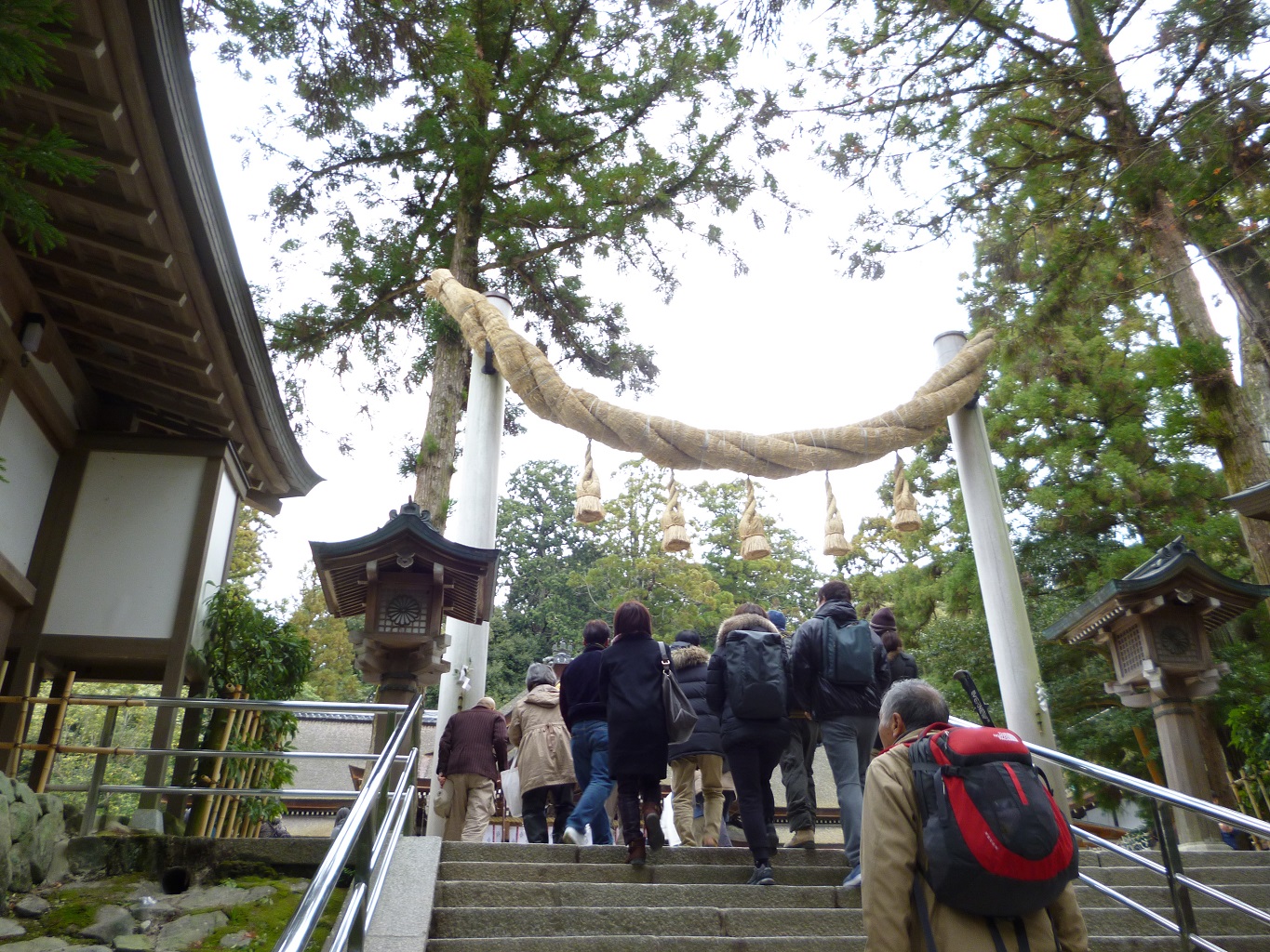 6. 拝殿前の大注連縄