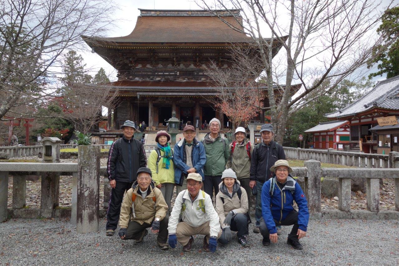 23. 金峯山寺蔵王堂前で記念撮影
