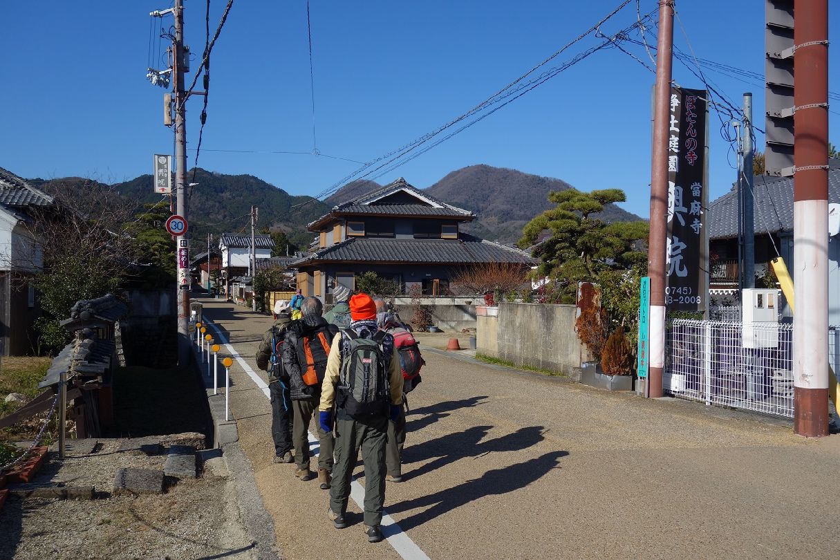 ３．當麻寺の参道を行く
