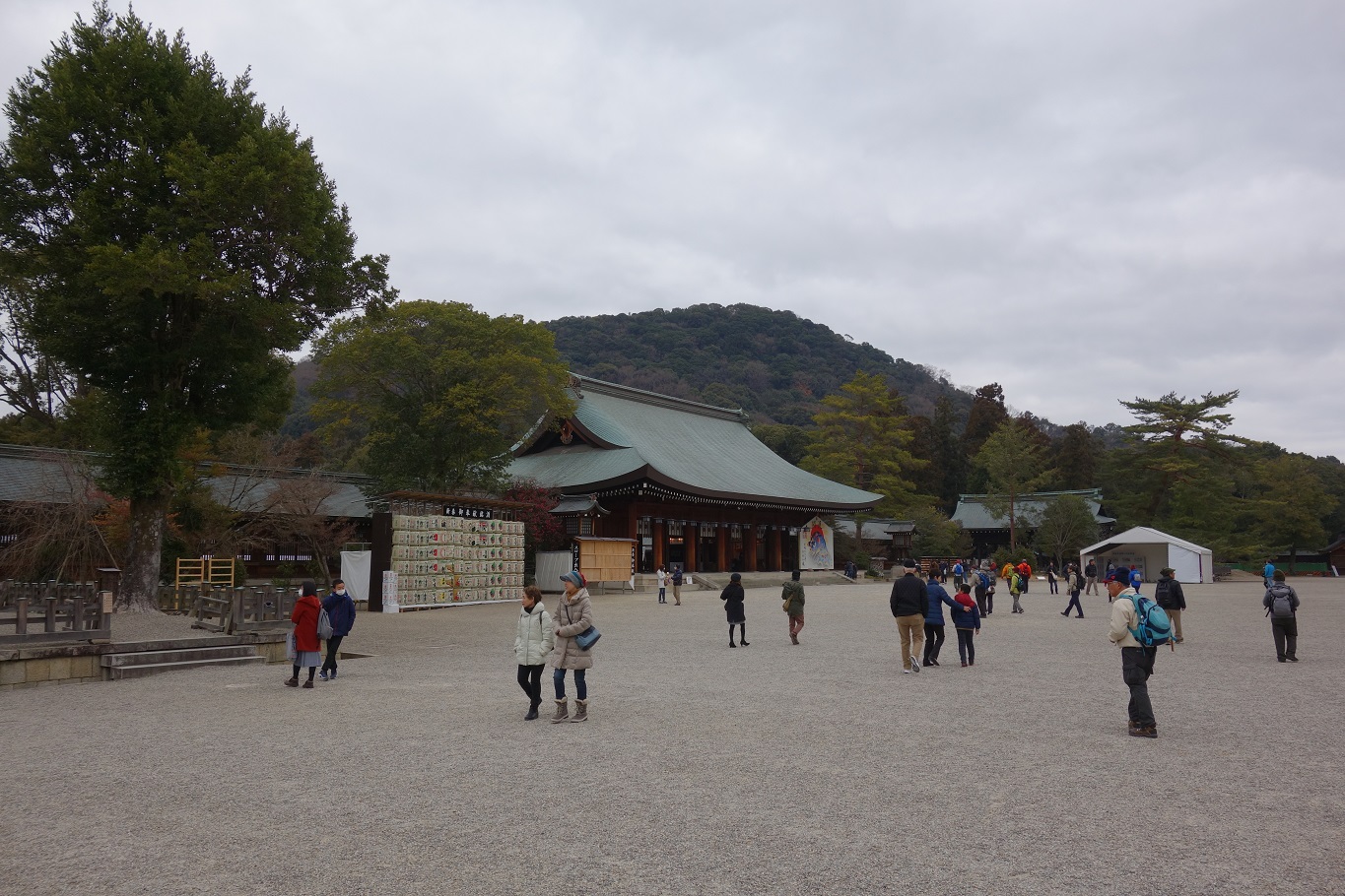 2. 橿原神宮の外拝殿と後背の畝傍山