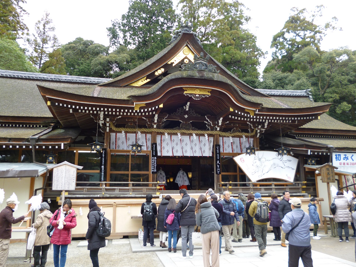 7. 拝殿で一年間の安全をお祈りする