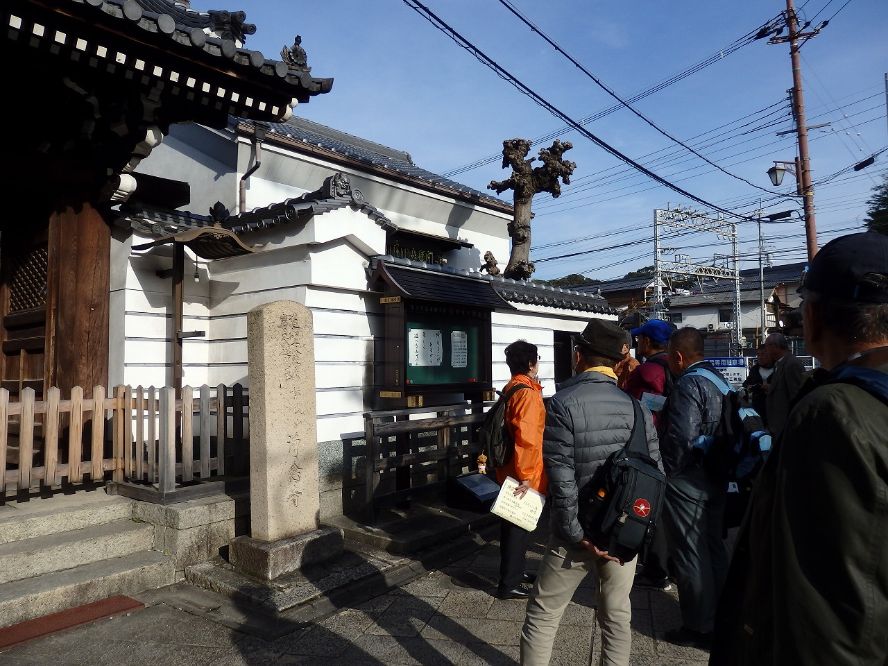 浄念寺前での説明。すぐ横に京阪電車が走っています