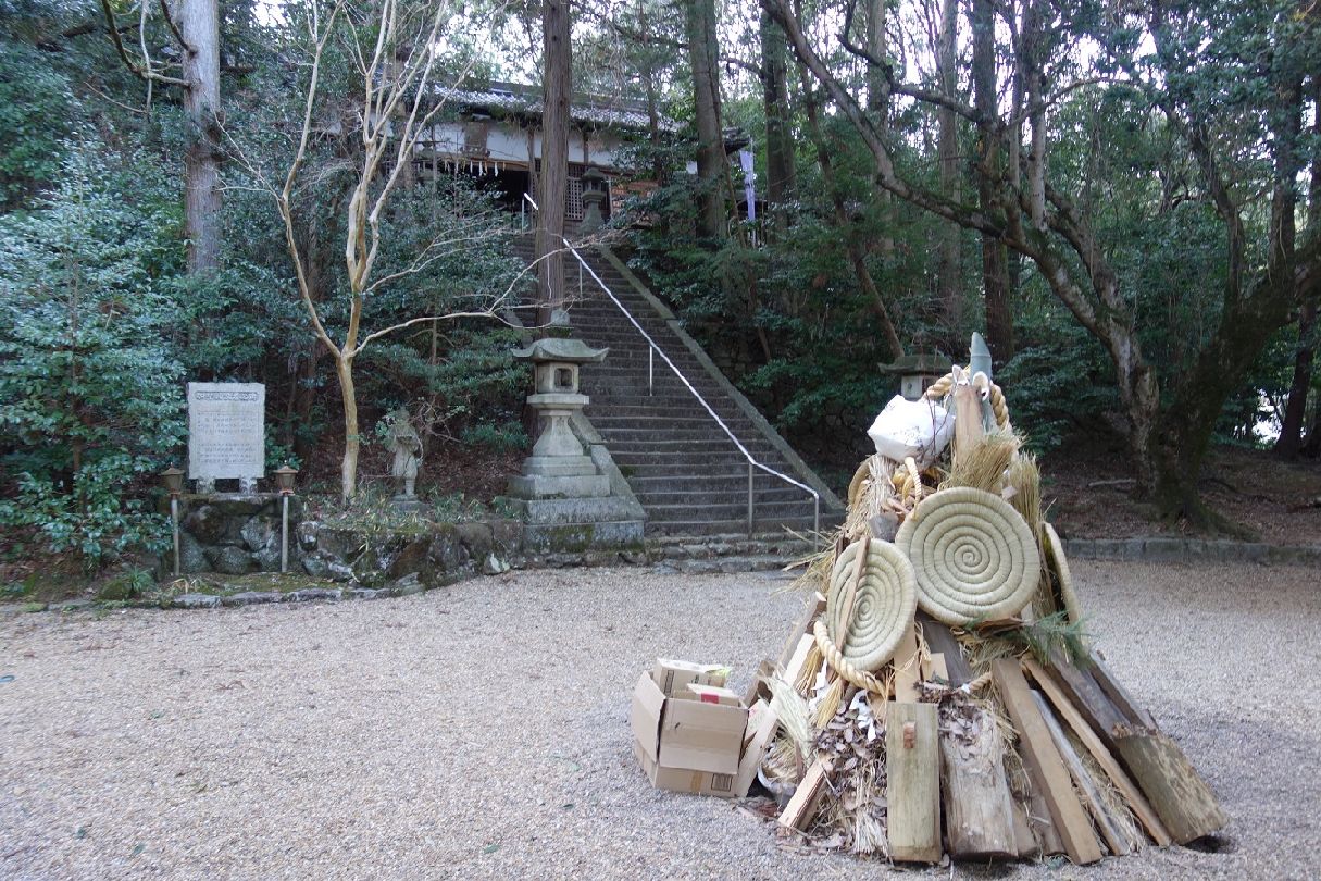 ２０．どんど焼きの準備の倭文神社