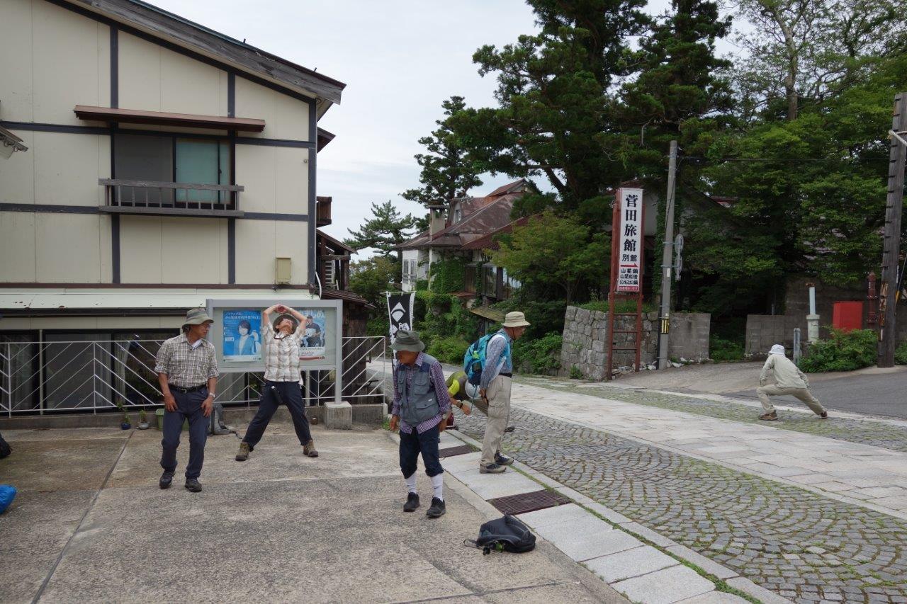 0718 旅館前で各自準備体操 (標高差：約950m)