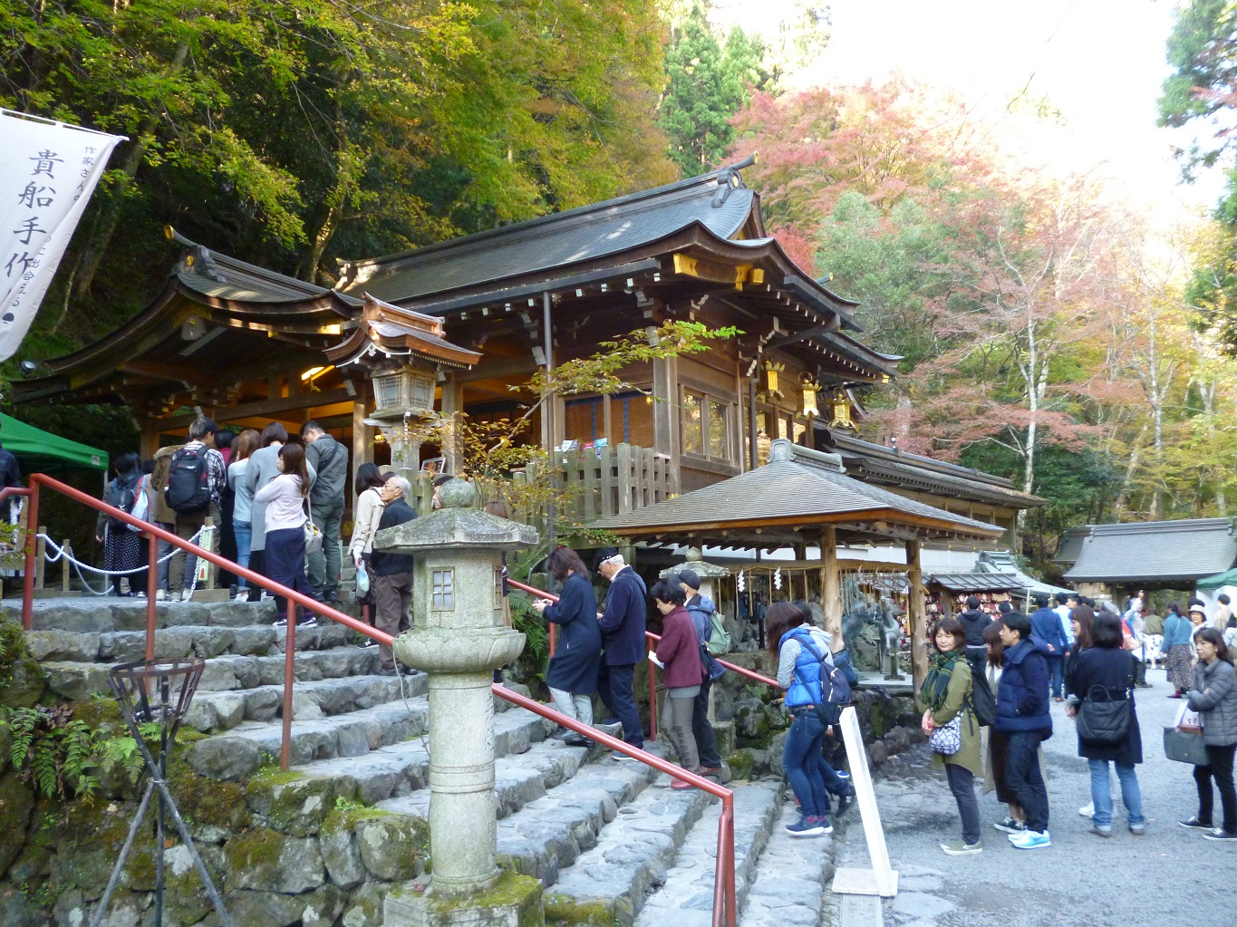16. 参拝客の行列でにぎわう貴船神社の本宮