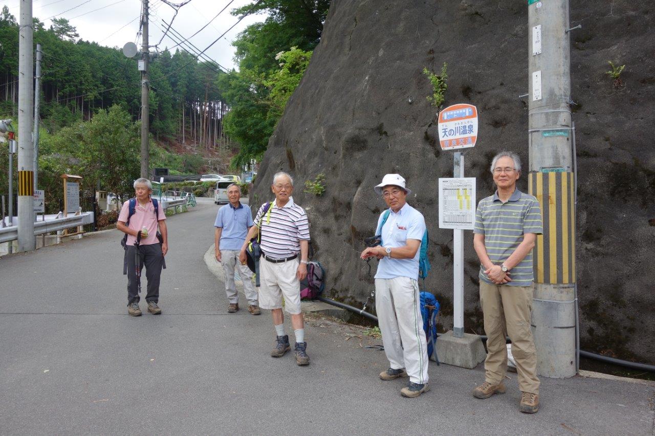 31. バス停で下市口駅行きのバスを待つ②