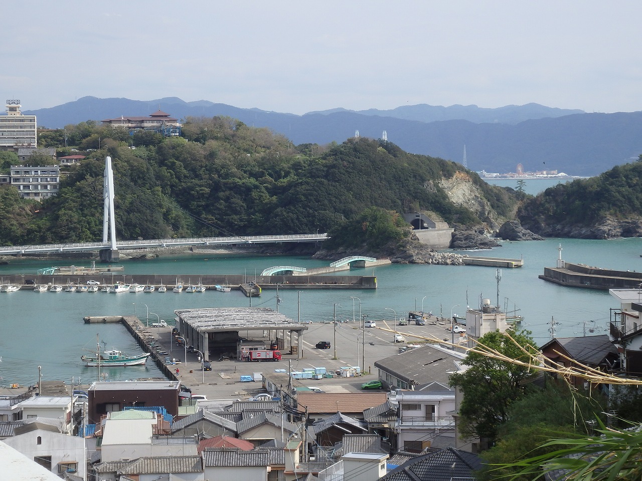8、集落上から雑賀﨑漁港を見る