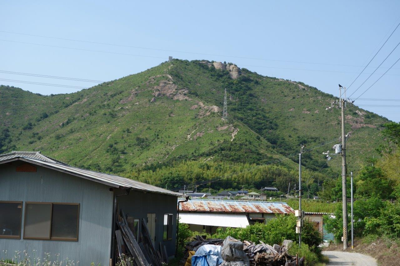 37. 下から見上げる高御位山