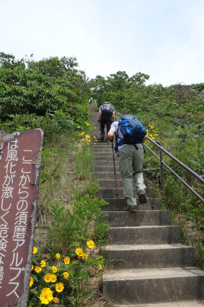 13. ここから354段の急な階段を登る