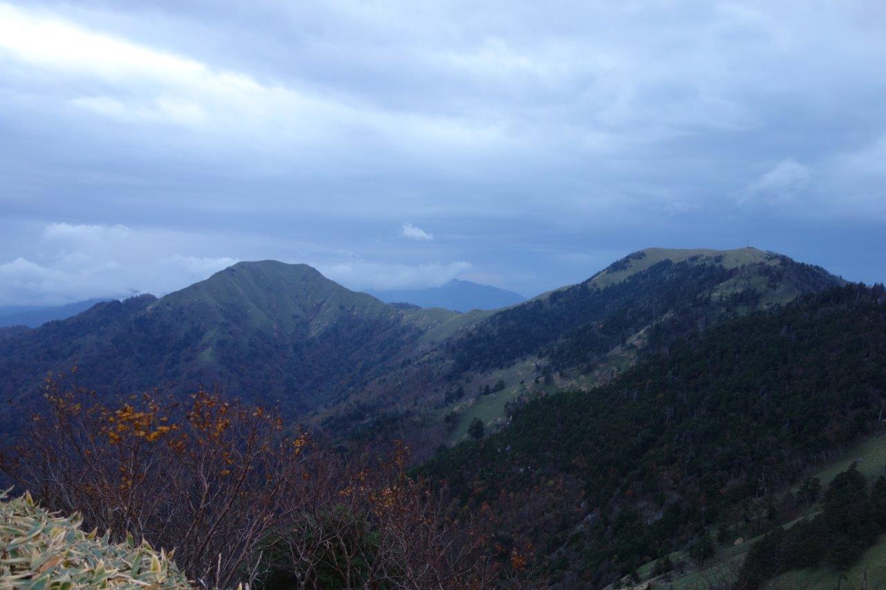29. 一番よいビューポイントから（間に三嶺山
