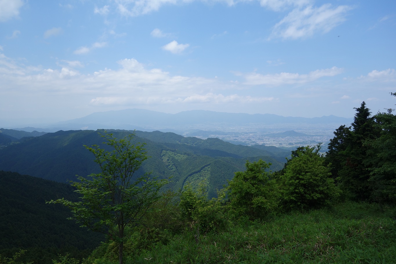 8. 万葉8. 望台からの眺め。左手前に御破裂山、右手に畝傍山。遠くにダイトレの山々。