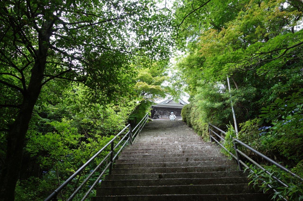 5. この石段を登ると妙見宮