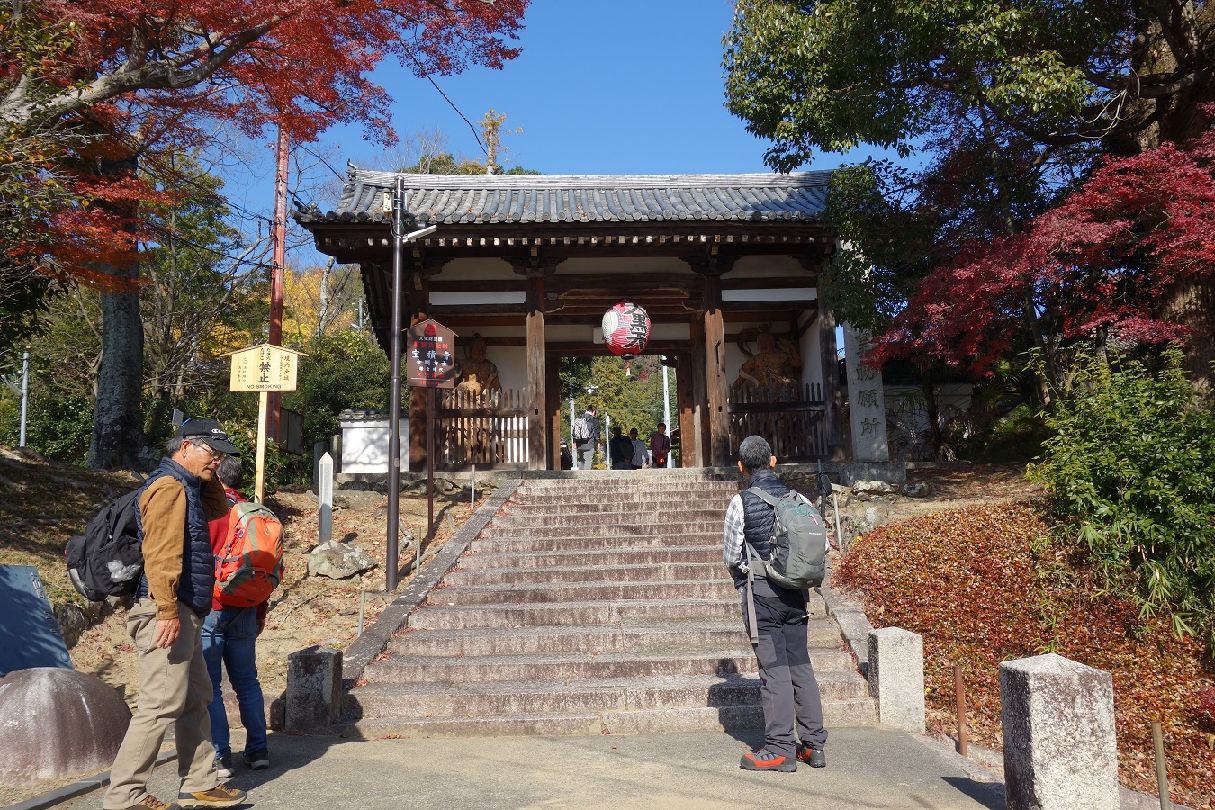 ５．宝積寺の仁王門を潜る