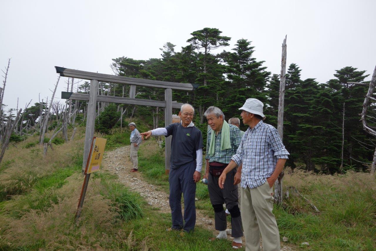 28. 弥山の鳥居の前で