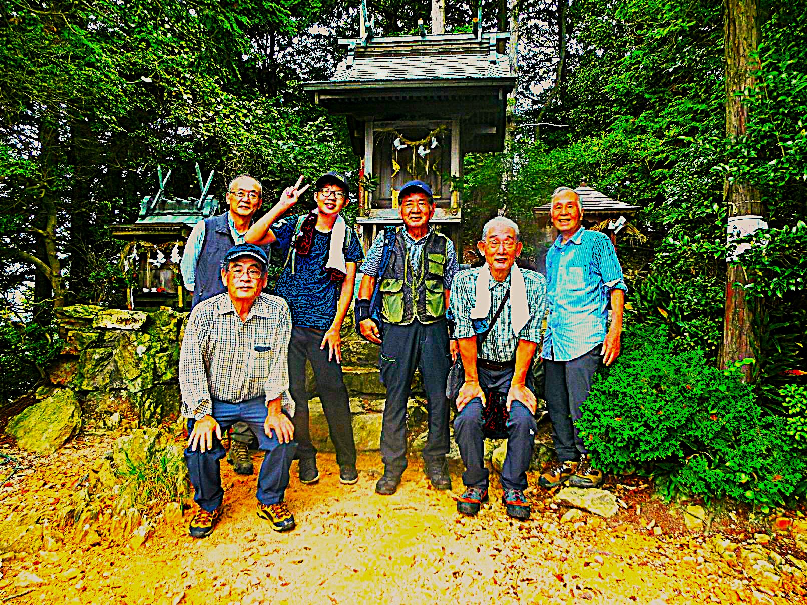 １７．山頂祠前にて