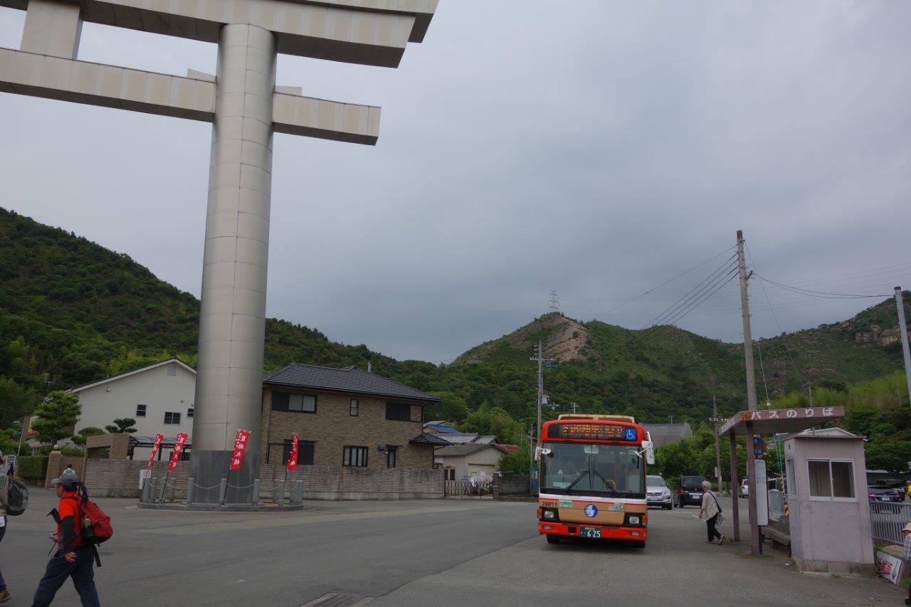 4. 鹿島神社の大鳥居と、バス停後ろの百閒岩