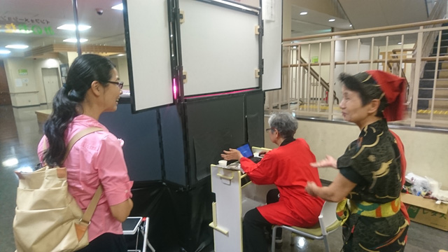 (箱の中の絵はパソコンも利用するなど、ハイテク化にも対応)