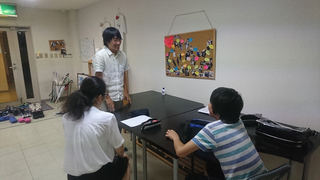 (「ダニ」という先生のあだ名の由来について談笑する生徒と先生)