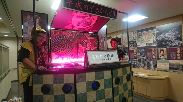 (手元の竹の棒をたたいて節を取ります)