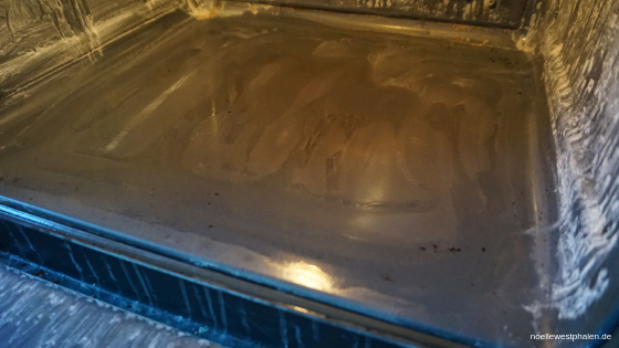 Backofen Ofen Herd Verschmutzungen Schmutz dreckig reinigen eingebrannt putzen sauber Reinigung rein schrubben Tasse Backpulver Wasser Natron Essig