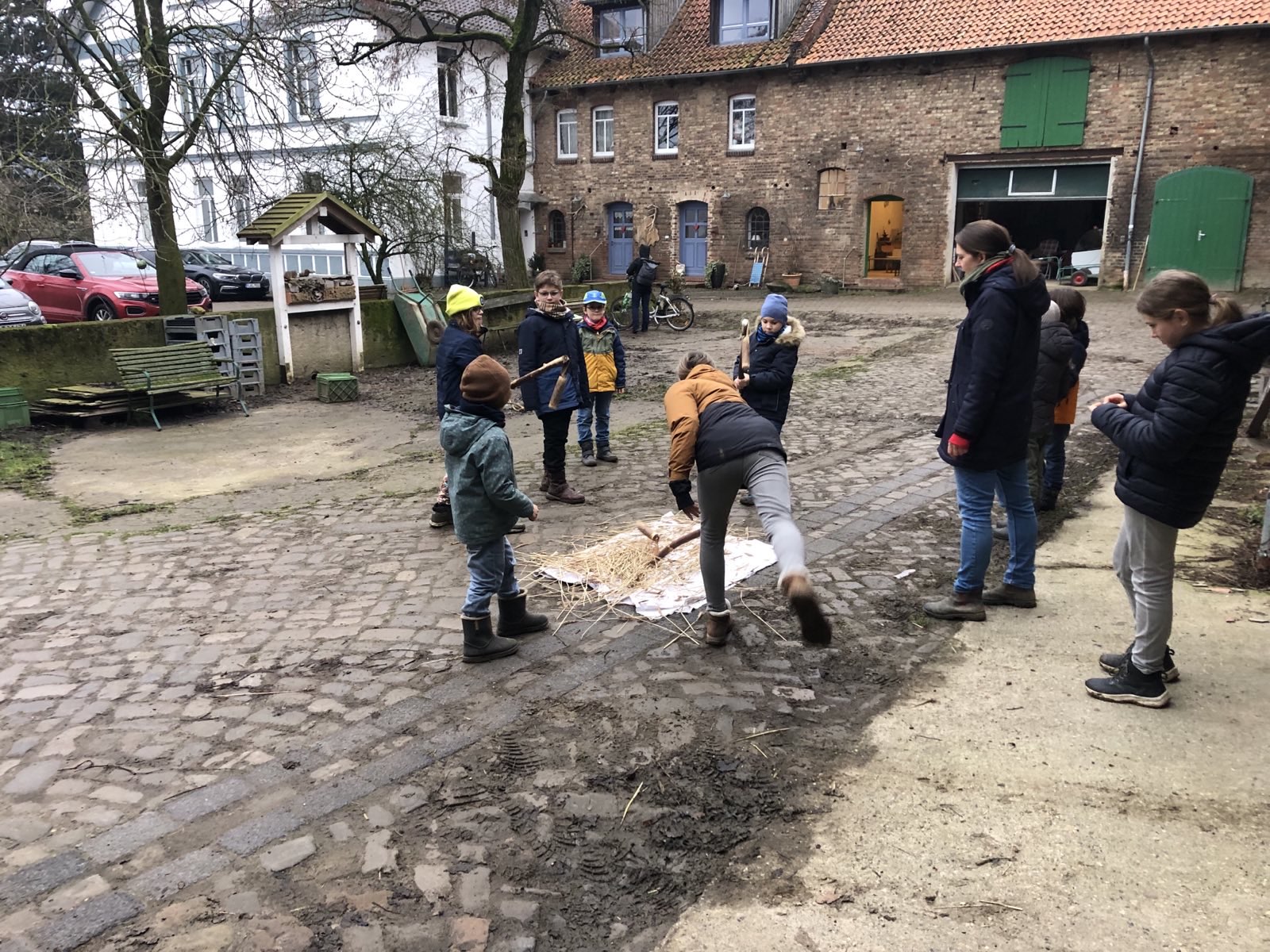 Umgang mit dem Dreschflegel - das Korn wird gewonnen