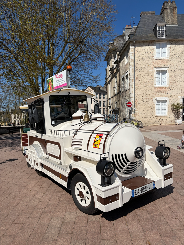 Le petit train touristique de Pau - 64 Pyrénées Atlantiques - Découvrez la ville de Pau en petit train !