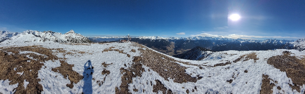 Gipfelpanorama Nordwest bis Süd: Serles, Karwendel, Tuxer Alpen und Zillertaler Alpen 