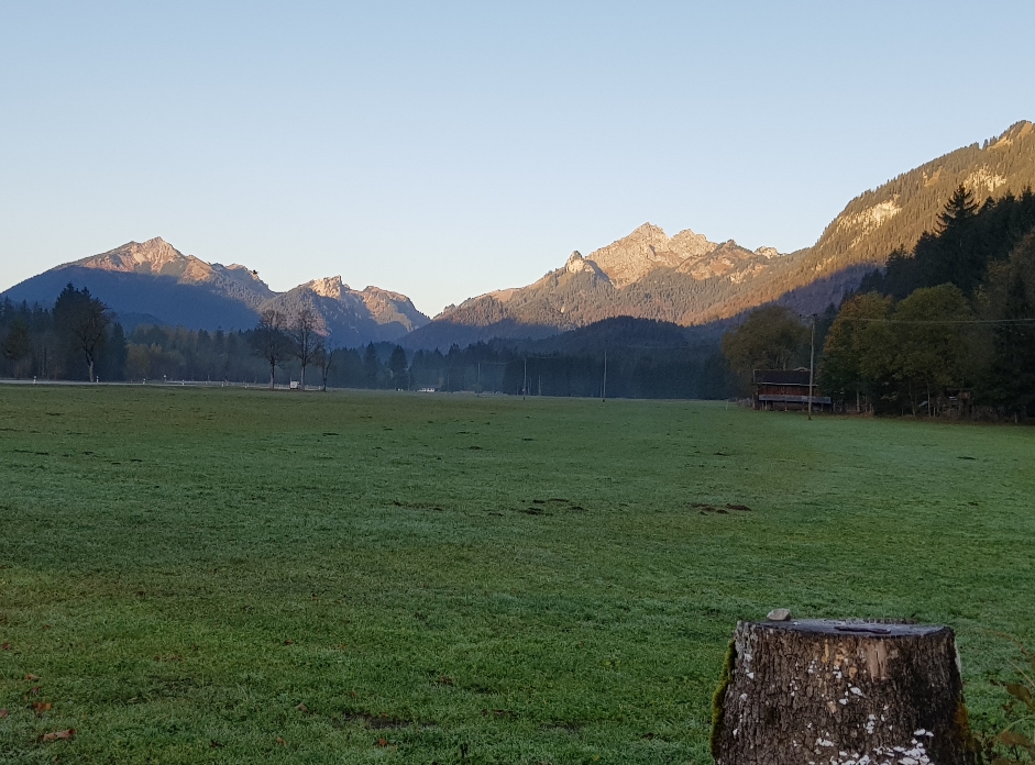 Blick von Graswang auf Scheinbergspitze, Vorderer Scheinberg und Klammspitzen