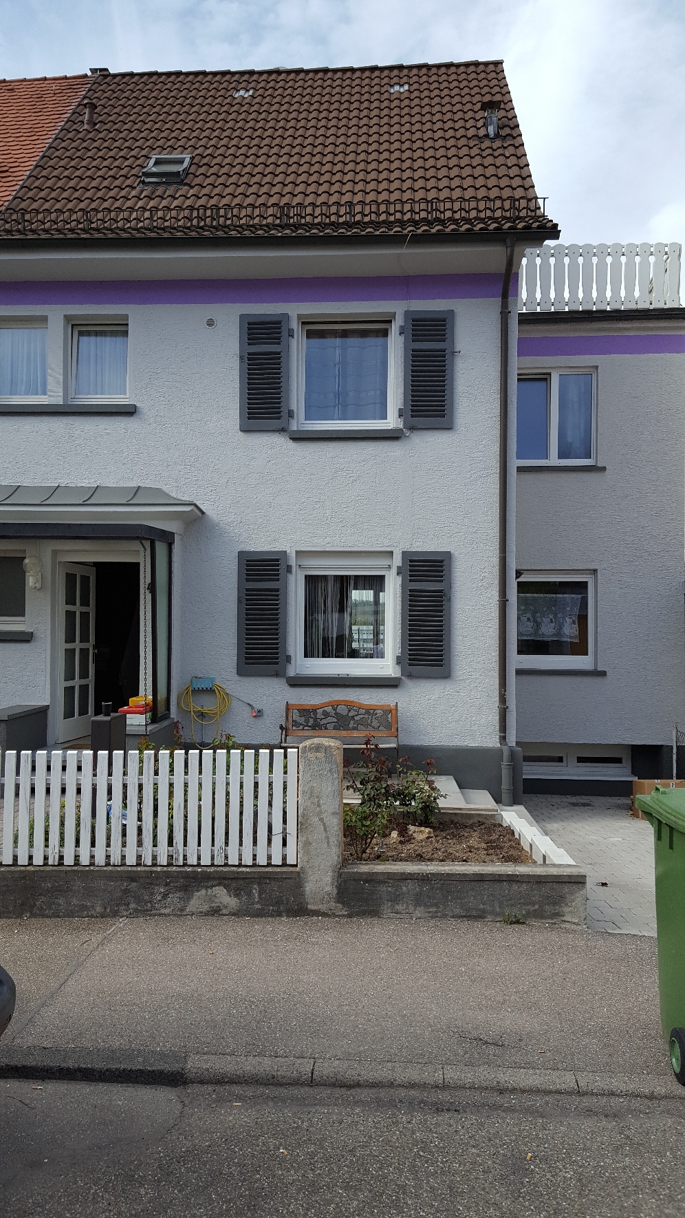 Mittlerweile wurde das Haus schon einmal neu gestrichen 