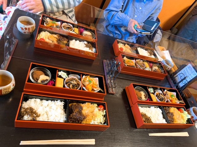 りんりんさんの彩り豊かな「季節の玉手箱」弁当