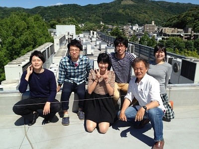 京都大学の屋上から、研究室の学生たちと