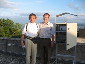 スイス・ヌーシャトルの観測サイトと開発中の自動花粉モニター。共同研究者と。2006年